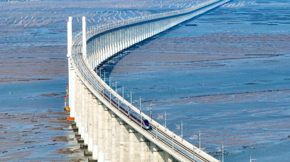ببینید چین یک قطار فوق سریع افتتاح کرد/ ریل آن از روی دریا عبور می‌کند (فیلم)