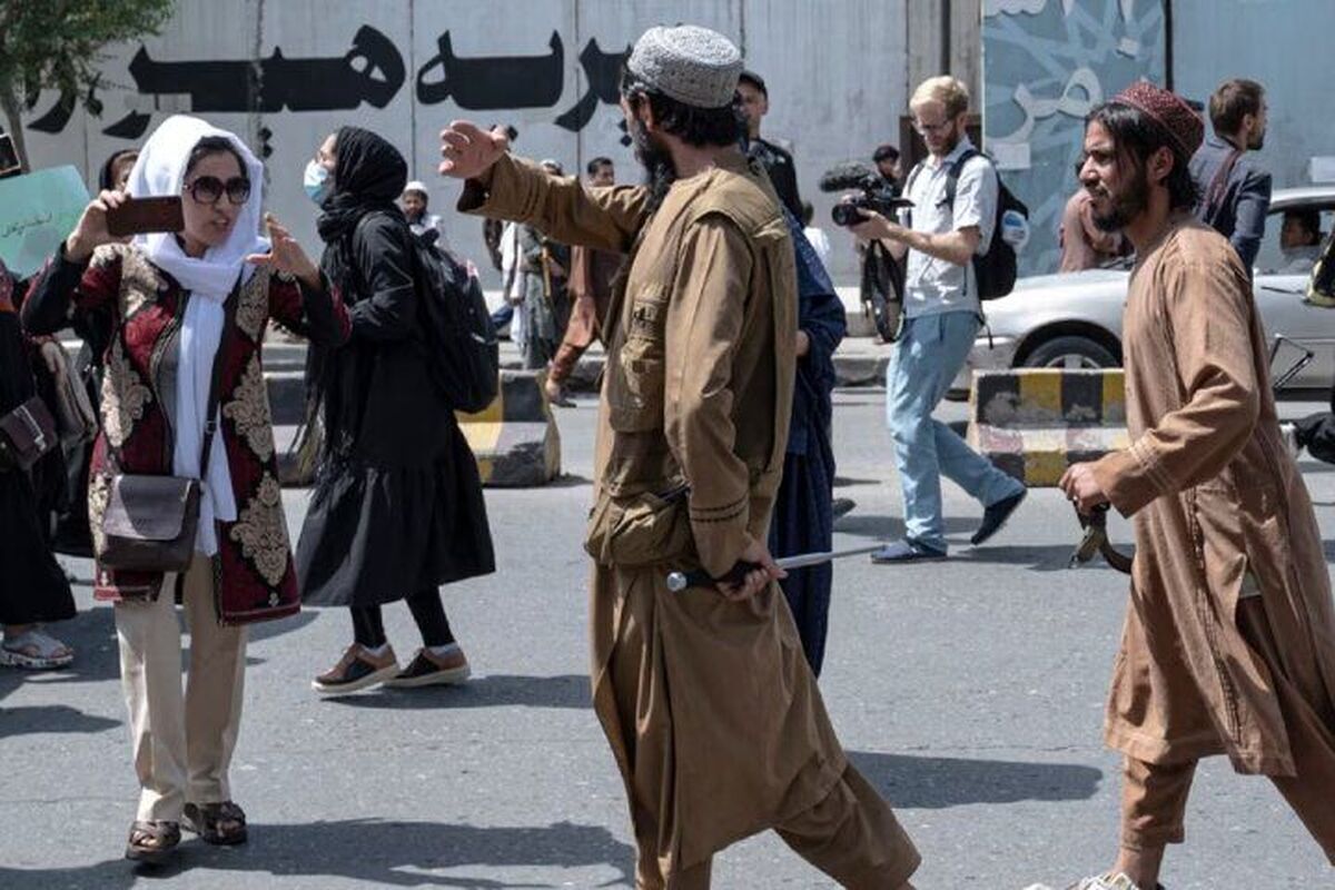 طالبان چهره زنان گردشگر خارجی را پوشاند! (+عکس)