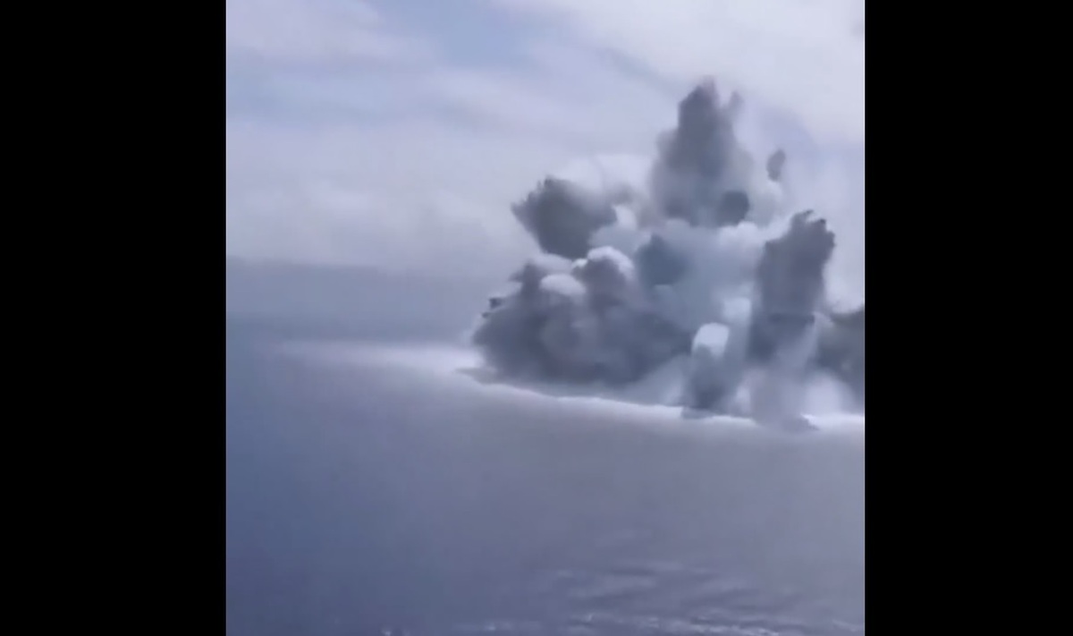 انفجار 20 هزار تن مواد منفجره برای تست یک ناو (فیلم)