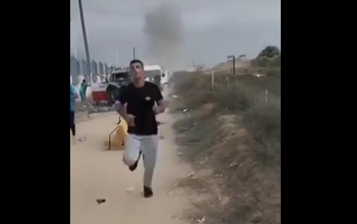 برخورد راکت اسرائیلی با خودرو آمبولانس در غزه (فیلم)