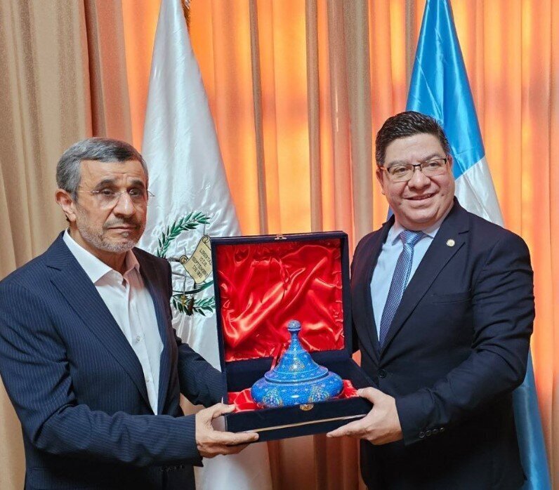 هدیه احمدی نزاد به وزیر کشاورزی گواتمالا