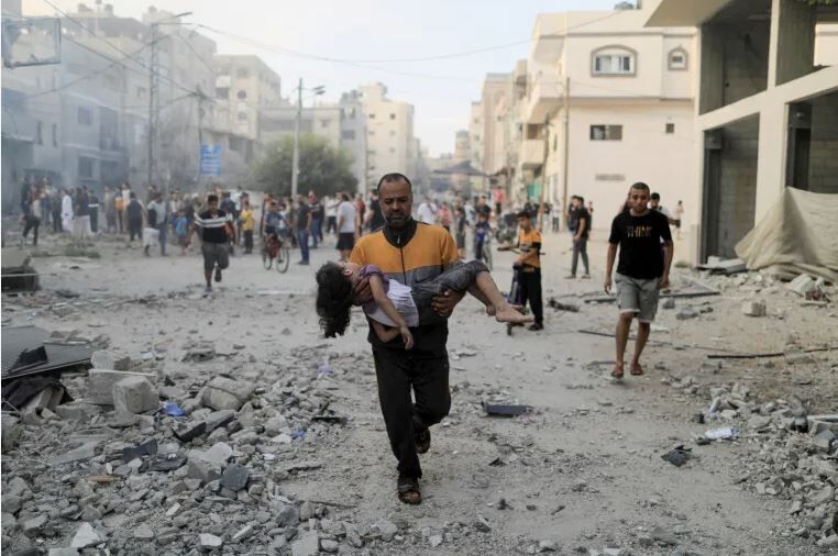 غزه کودکی کشته شده در دست پدر ناشی از بمباران اسرائیل