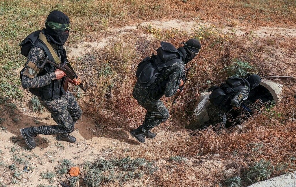 رزمنده های حماس در حال ورود به تونل