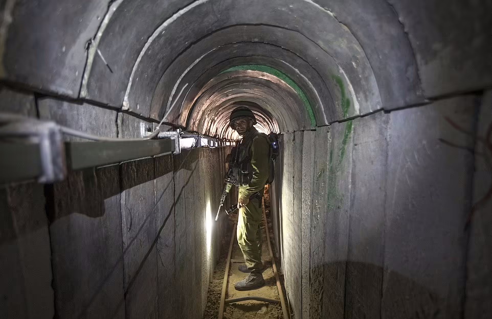 سرباز اسرائیلی در تونل کشف شده