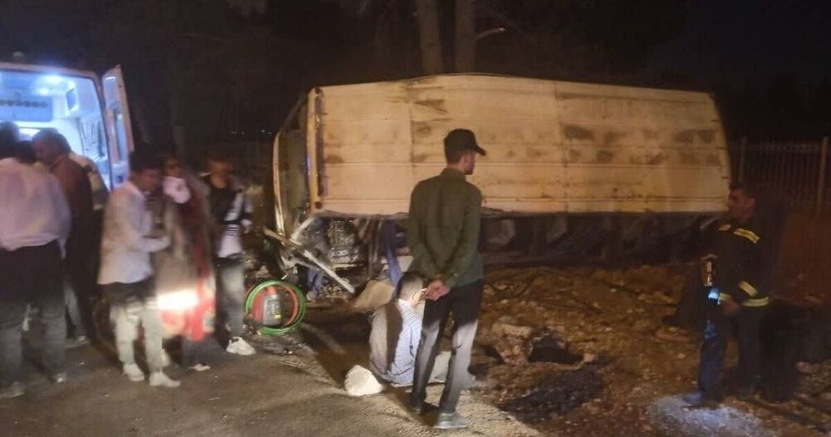 واژگونی مینی بوس در شیراز/ ۱۷ مصدوم و یک کشته