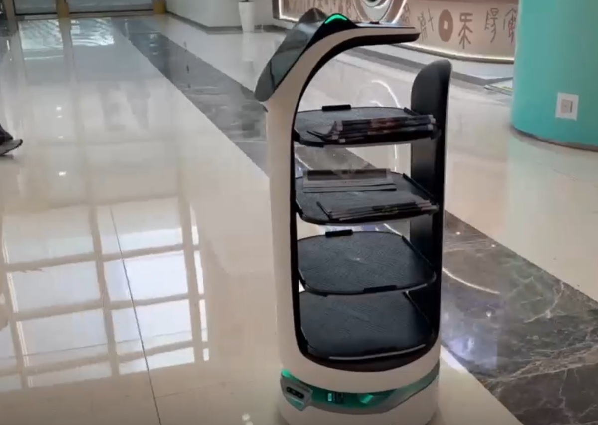 ربات‌های روزنامه فروش در چین (فیلم)
