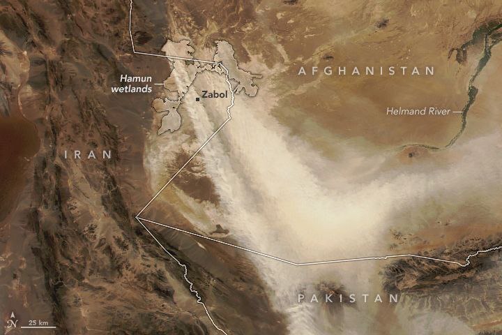 تصویر ماهواره ای اسا از طوفان گرد و غبار  بر فراز مناطقی از ایران        