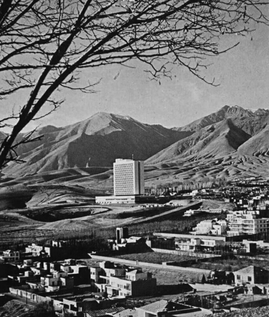 مرتفع‌ ترین آسمان خراش تهران قدیم ؛ این ساختمان بزرگترین هتل خاورمیانه بود (+عکس)