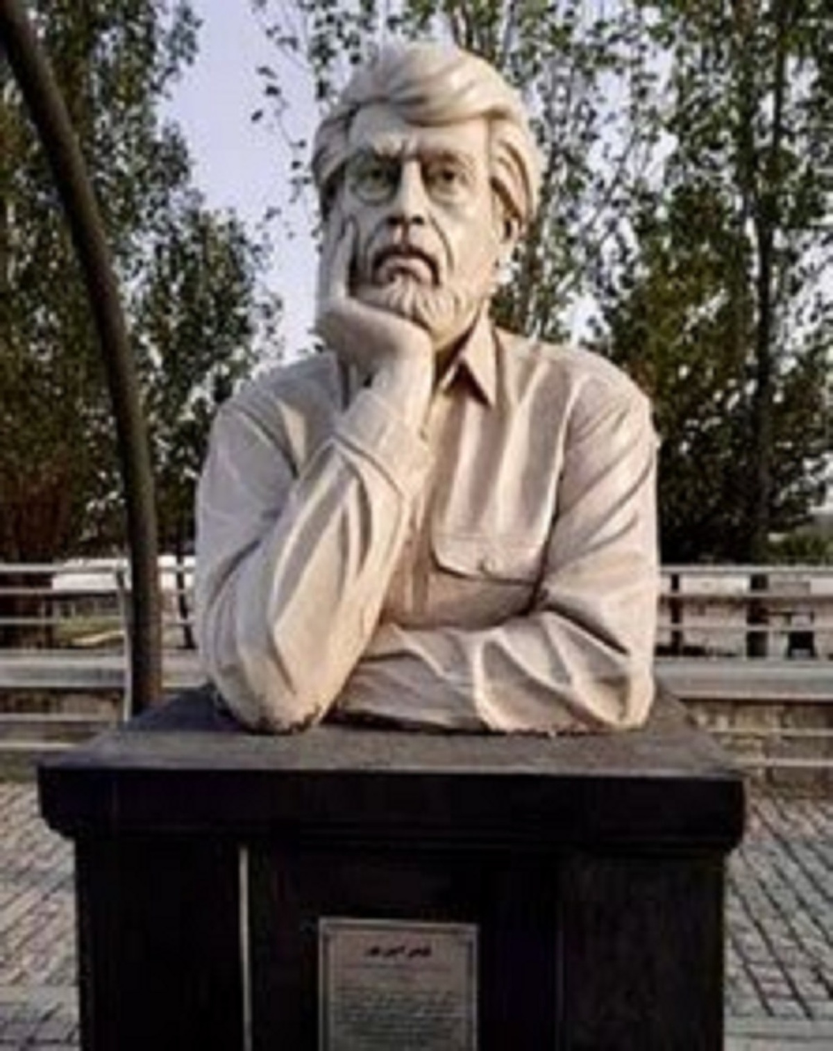 گاف‌های پی‌درپی شهرداری در مجسمه شاعر مشهور خبرساز شد! (+عکس)