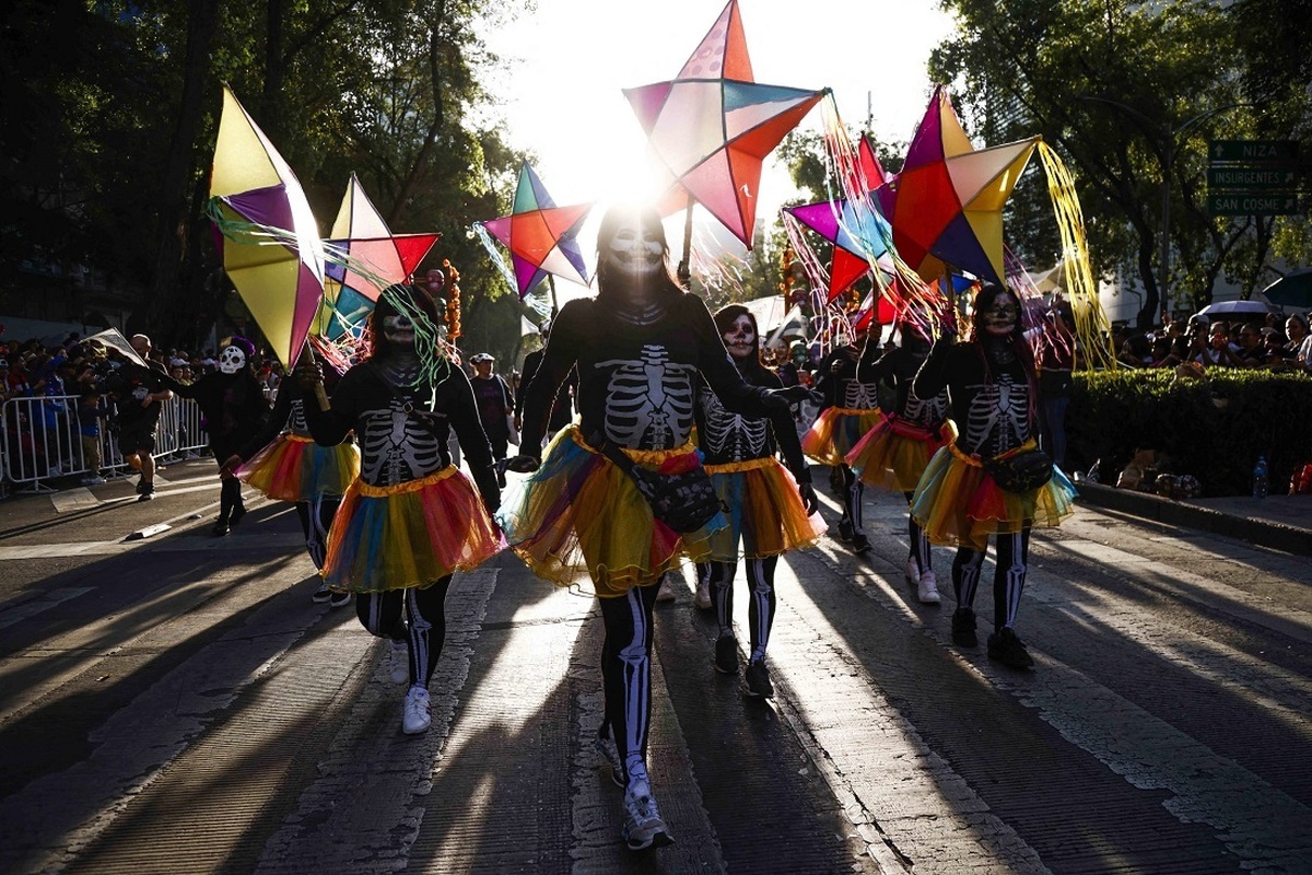 عجیب‌ترین روز برای مردگان/ فستیوال روز مردگان در مکزیک با رقص و رژه (فیلم)