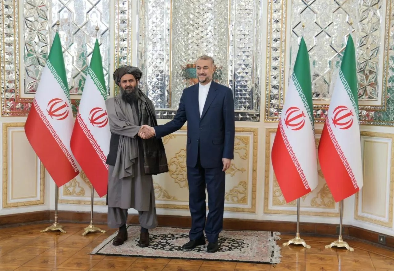 دیدار وزیر خارجه ایران و ملا برادر معاون اقتصادی نخست وزیر دولت طالبان (امارت اسلامی افغانستان)
