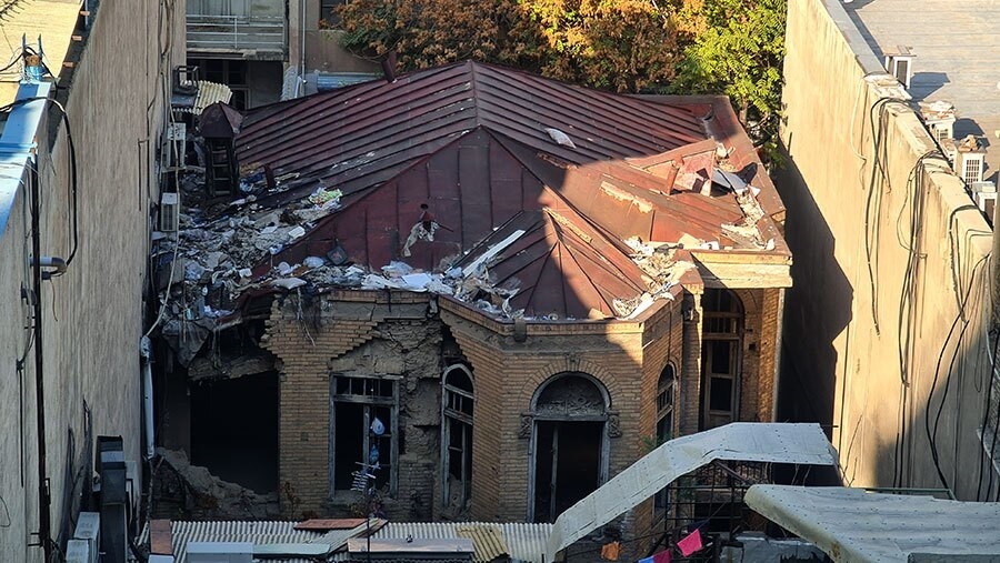 خانه‌ای تاریخی و ارزشمند با معماری زیبا که در خیابان جمهوری تهران دارد تخریب می‌شود (عکس)