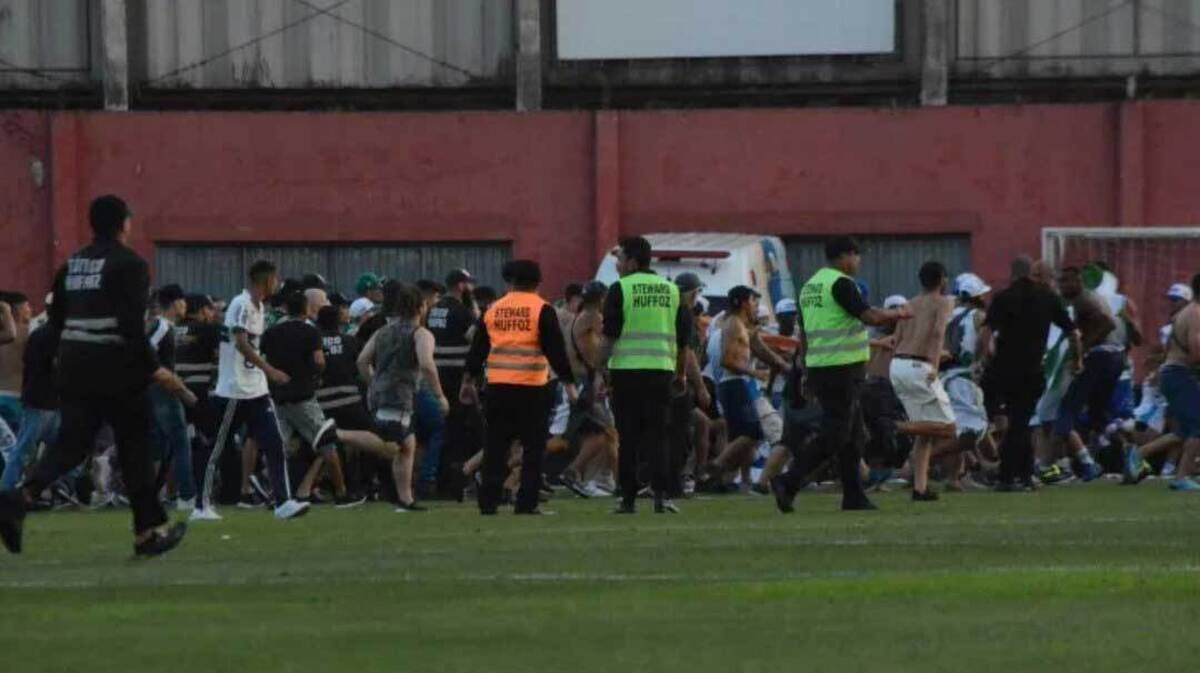 درگیری شدید بین هواداران در لیگ برزیل (+فیلم)