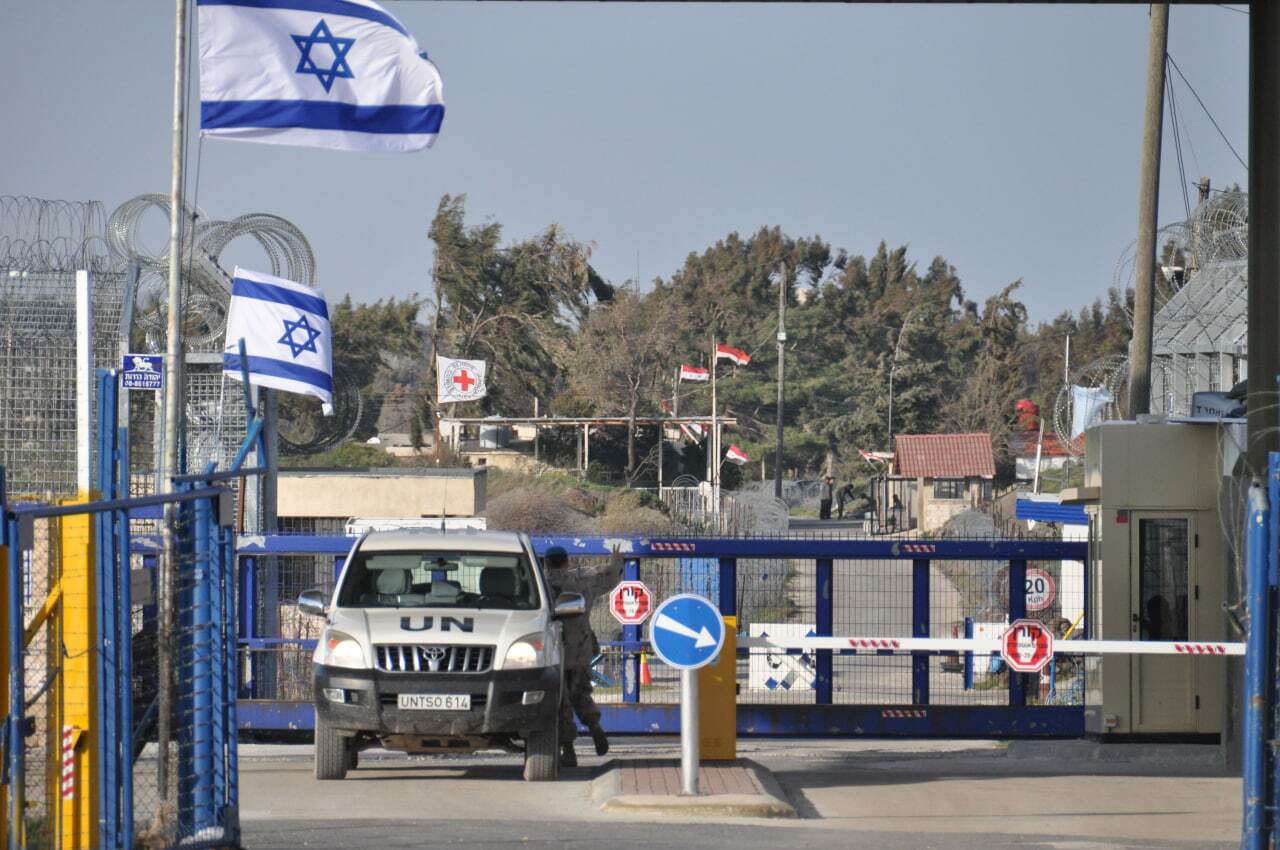 نیروهای پاسدار صلح سازمان ملل و صلیب سرخ در میان مرزبانی اسرائیل و سوریه در مرز جولان مستقر هستند