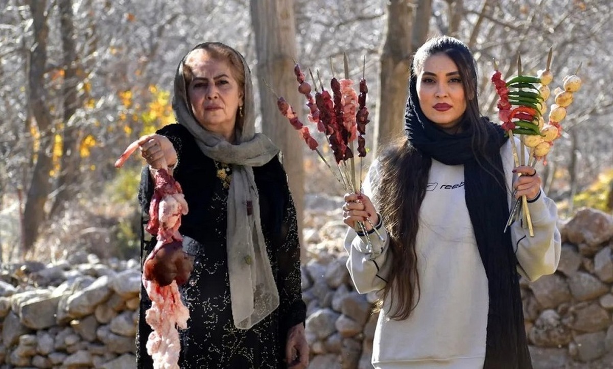 کباب کردن دل و جگر روی ذغال به سبک مادر و دختر روستایی کردستانی (فیلم)