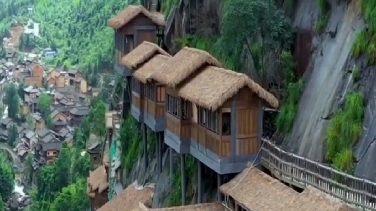روستای عجیبی که در دامنه صخره‌ها بنا شده است (فیلم)