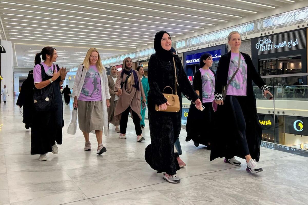 مراکز خرید عربستان سعودی ؛ پیاده روی زنان و فرار از گرما  ( عکس )