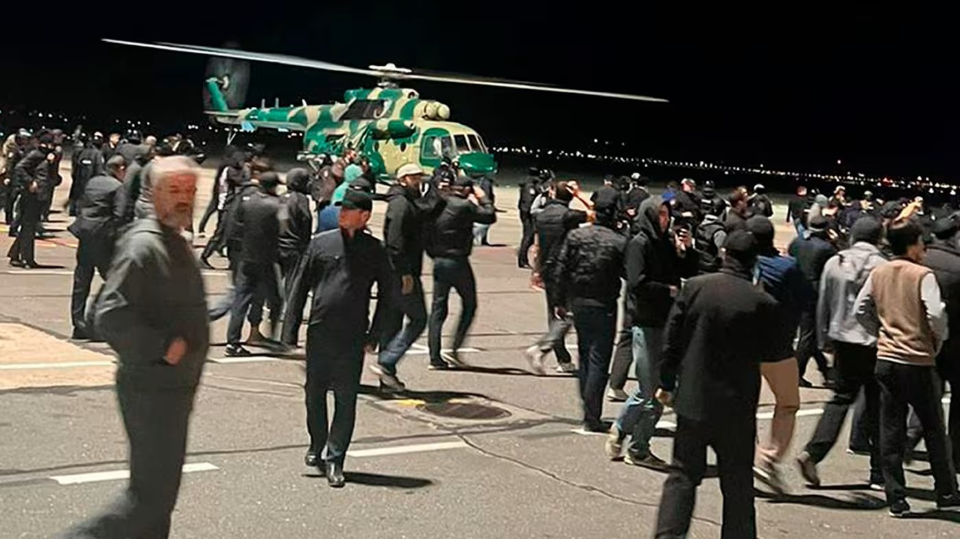 داغستان روسیه ؛ حمله معترضین به فرودگاه به دلیل هواپیمای