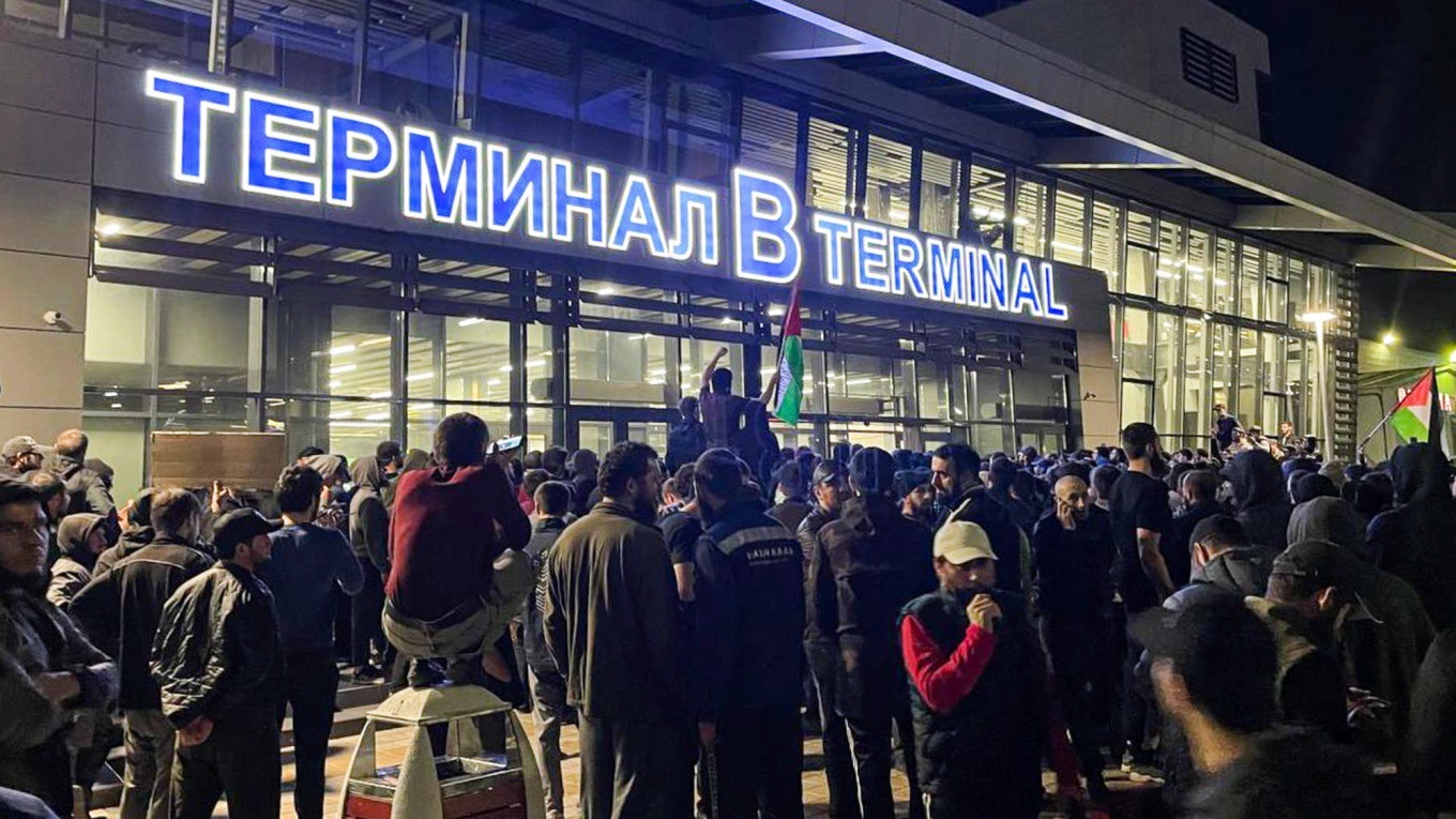 معترضین به فرودگاه پایتخت داغستان روسیه حمله کردند. آنها با شایعه فرود هواپیمای اسرائیلی به فرودگاه یورش بردند.