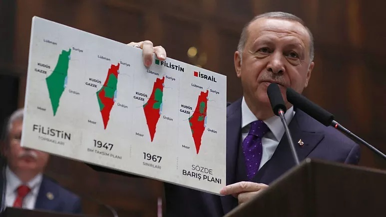 آرشیوی - اردوغان تصویری از نقشه های فلسطین در سال های مختلف را در دست دارد