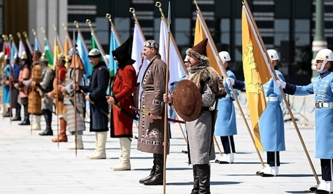 حضور سربازان با لباس های نظامی دوره های مختلف عثمانی در گارد تشریفات ریاست جمهوری ترکیه