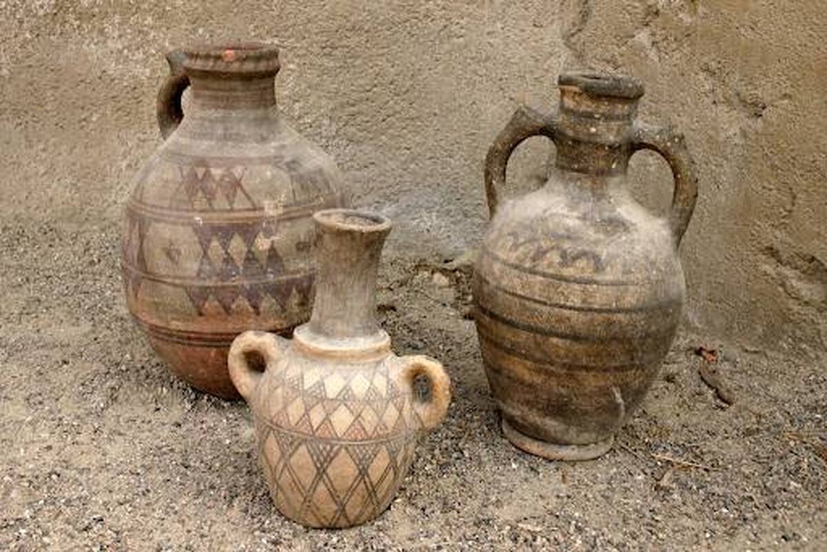 کوزه تاریخی در دره‌شهر که پس از بارش‌های اخیر کشف شد