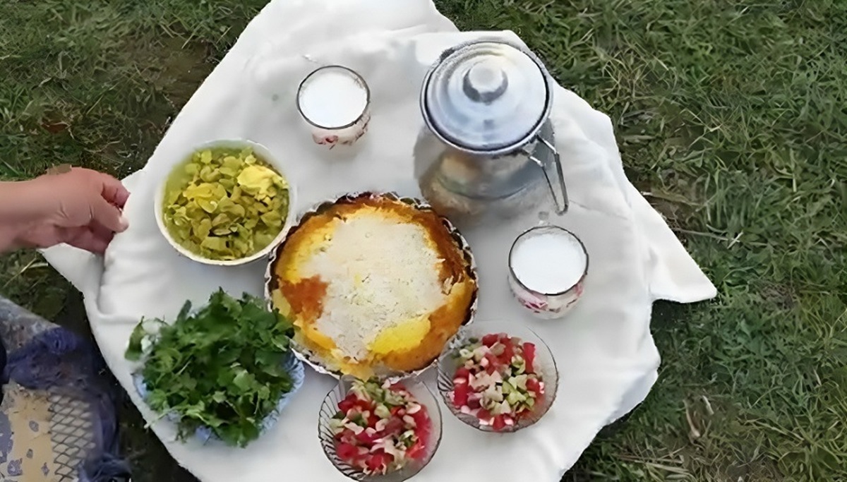 پخت باقلا قاتق محلی توسط بانوی روستایی (فیلم)