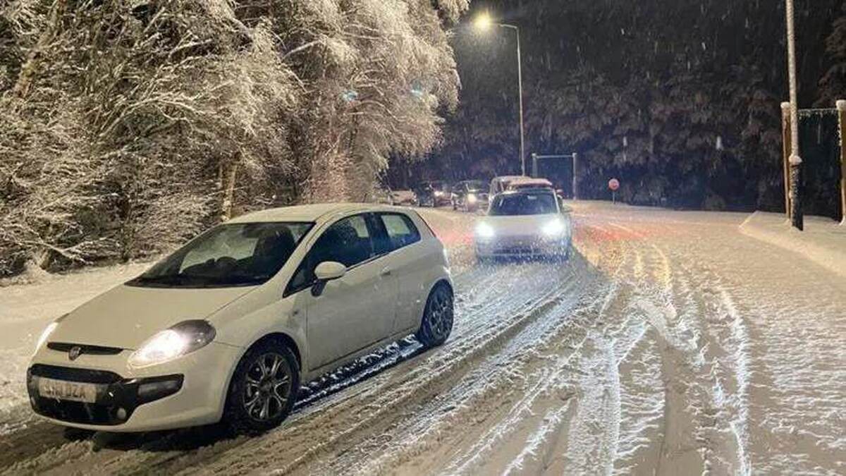 سرما در انگلیس  (+ عکس ) / خودروها ۱۹ ساعت در جاده‌ها بدون آب و غذا گیر کردند