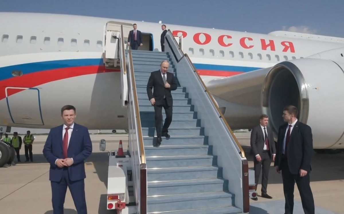 ورود پوتین به فرودگاه پایتخت امارات (فیلم)