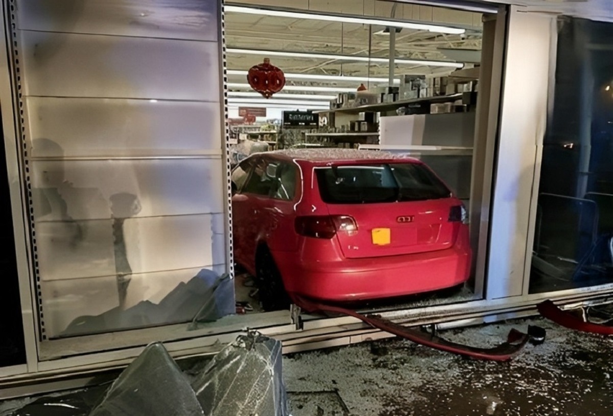 ورود ناگهانی یک خودرو به داخل فروشگاه (فیلم)