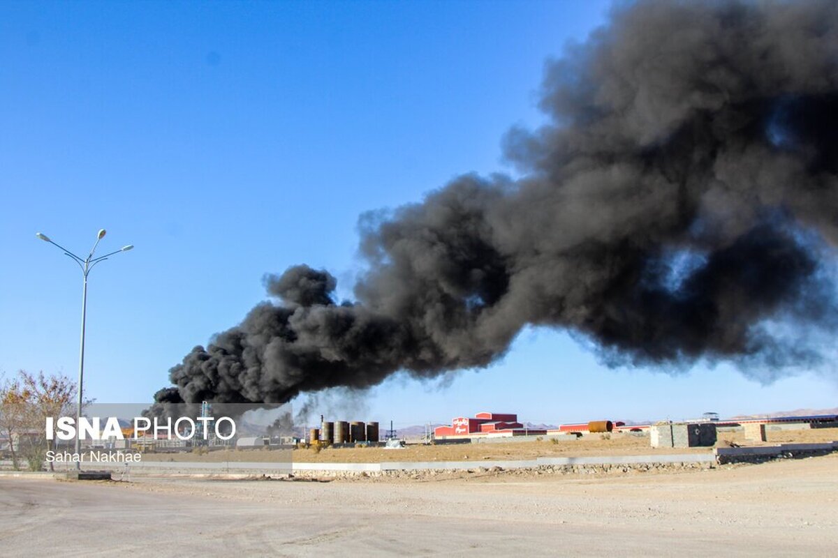 آتش سوزی در مینی پالایشگاه هیدروکربن در منطقه ویژه اقتصادی بیرجند (عکس)
