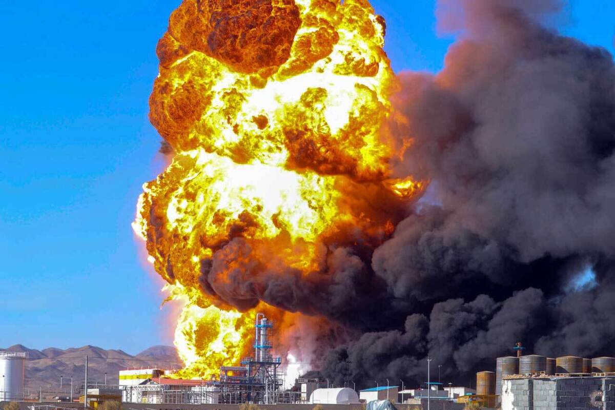 تداوم آتش‌سوزی در واحد تولید هیدروکربن در بیرجند (فیلم)