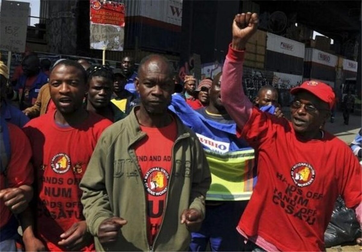 ۴۰۰ معدنچی آفریقای جنوبی پس از اعتصاب کارگران و قتل مشکوک یک بازرس حبس شدند