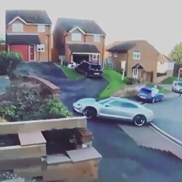 حرکت عجیب راننده پورشه/ زد ماشین‌های بقیه را داغون کرد (فیلم)