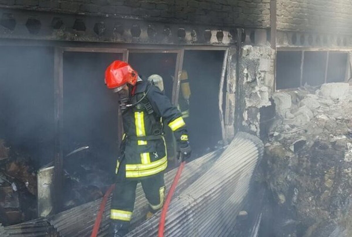 آتش سوزی انبار و مغازه‌های فروش شیشه در جنوب تهران