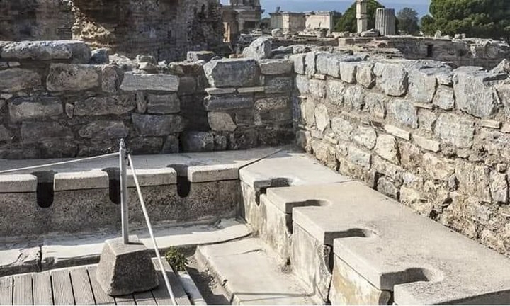 عکسی جالب از توالت‌های عمومی دوران رم باستان را ببینید (+عکس)
