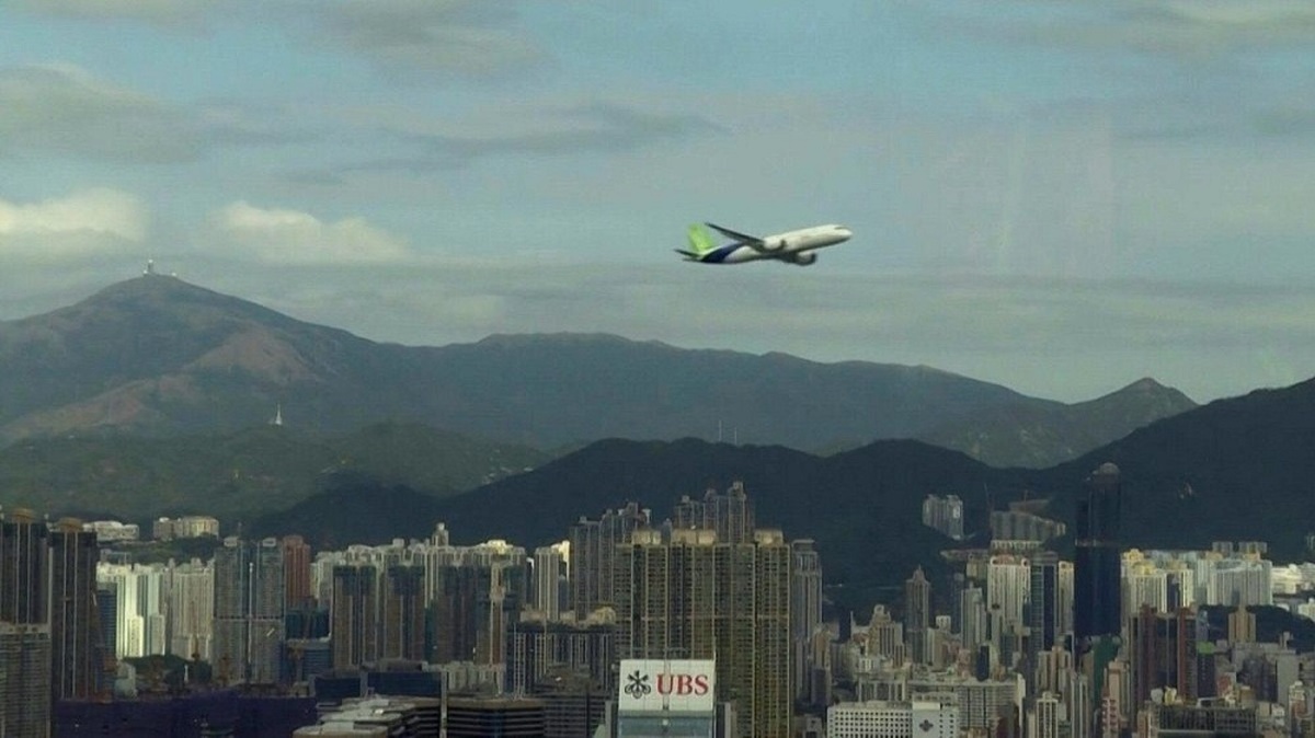 بلندپروازی چین برای رقابت با ایرباس و بوئینگ؛ پکن «سی-۹۱۹» خود را در آسمان هنگ کنگ به پرواز درآورد