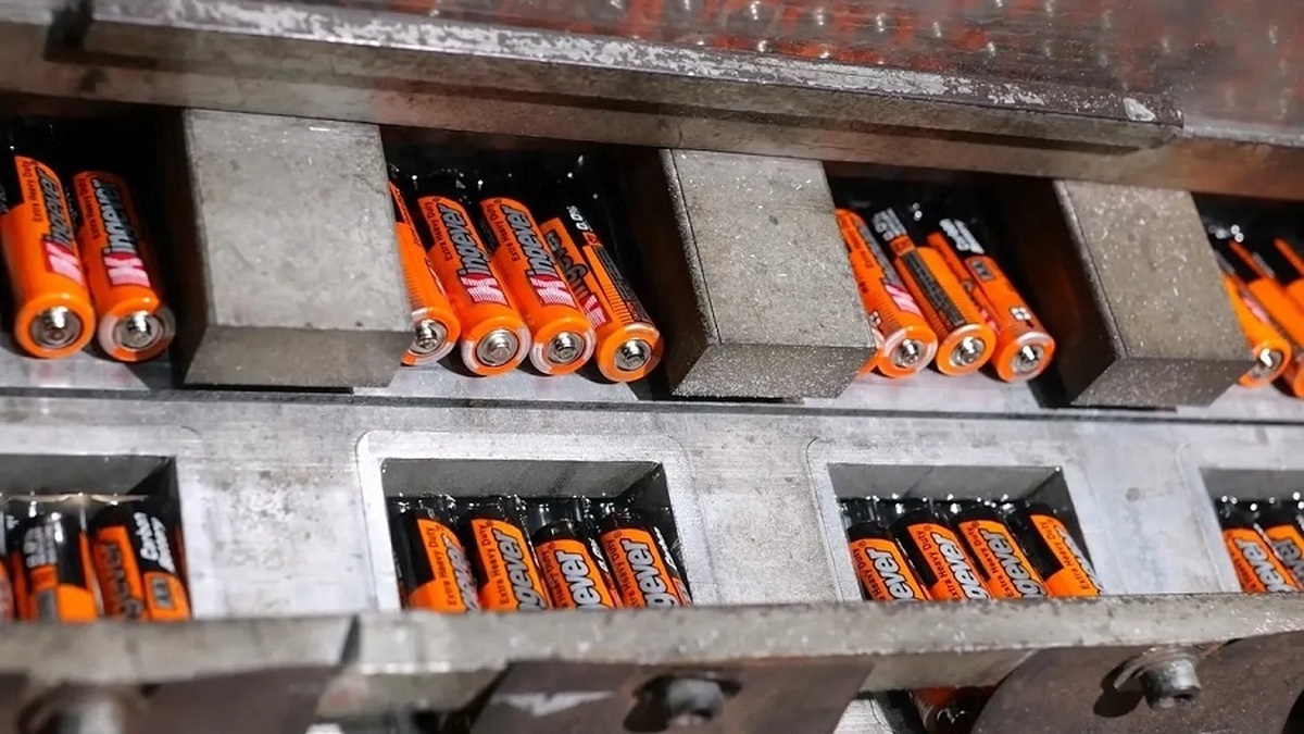 این کارخانه چینی چگونه در روز 500 هزار باتری قلمی تولید می کند (فیلم)