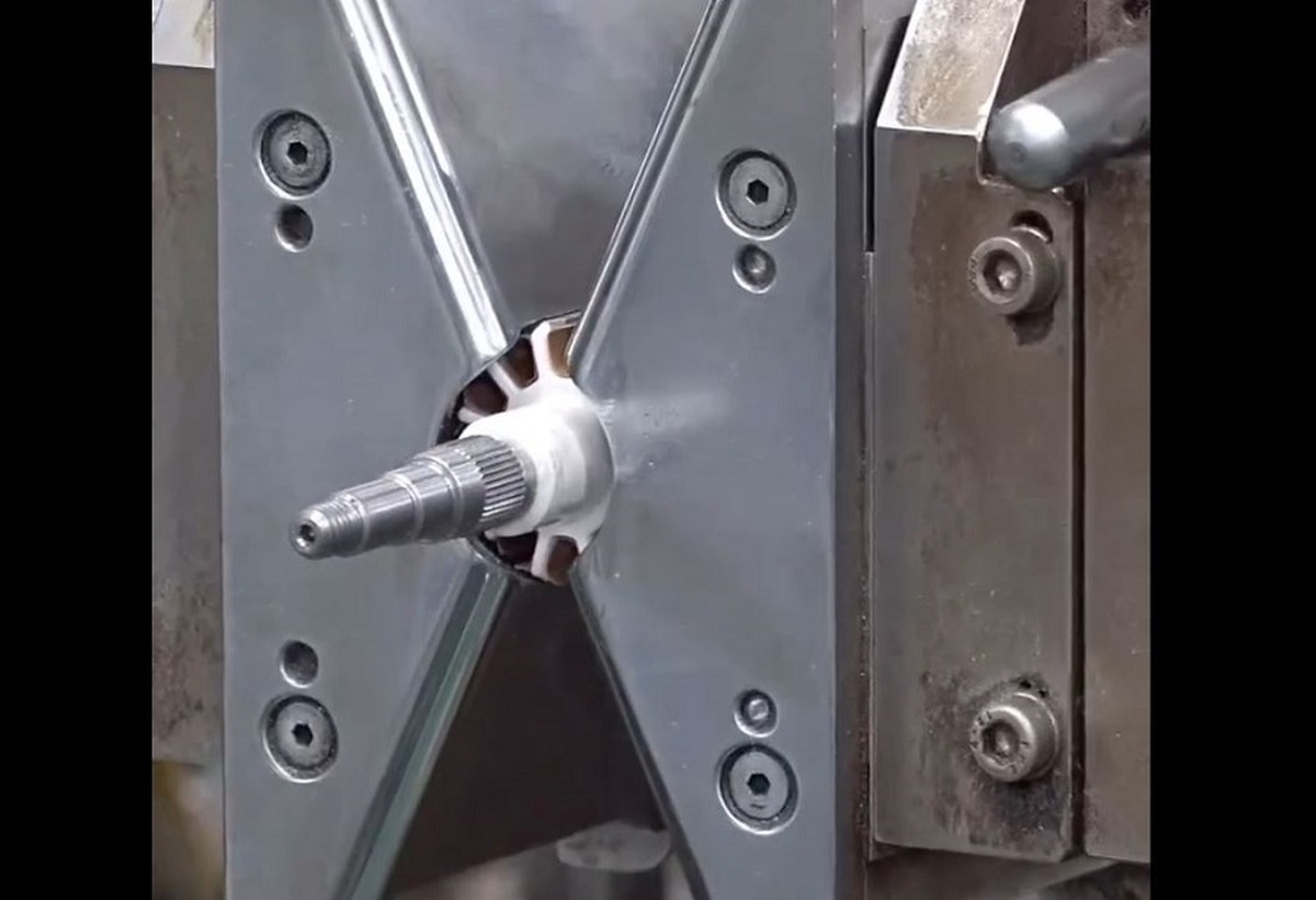 فرایند ساخت دستگاه فرز یک کارخانه (فیلم)