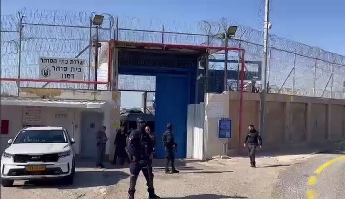 اسرائیل گروهی از اسیران فلسطینی را به زندان «عوفر» منتقل کرد