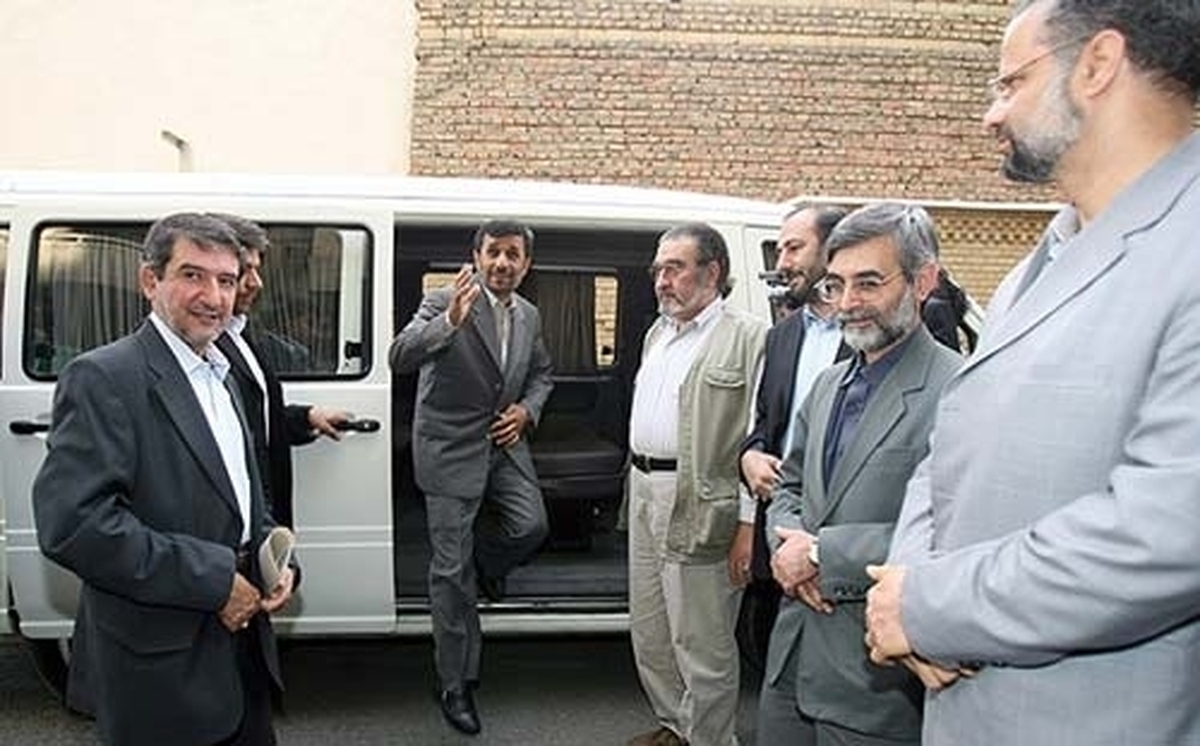 تا اوباما مشاوران خود را عزل کرد احمدی‌نژاد هم من و چند مشاور دیگر را کنار گذاشت/ دولت احمدی نژاد اشکال داشت اما دزد نبود