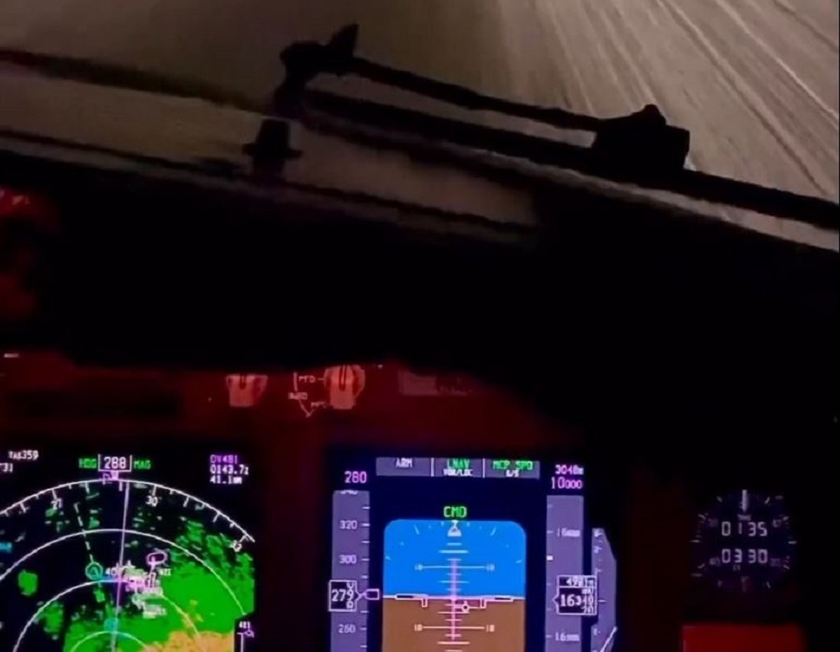 پرواز حیرت انگیز هواپیما در باران شدید (فیلم)