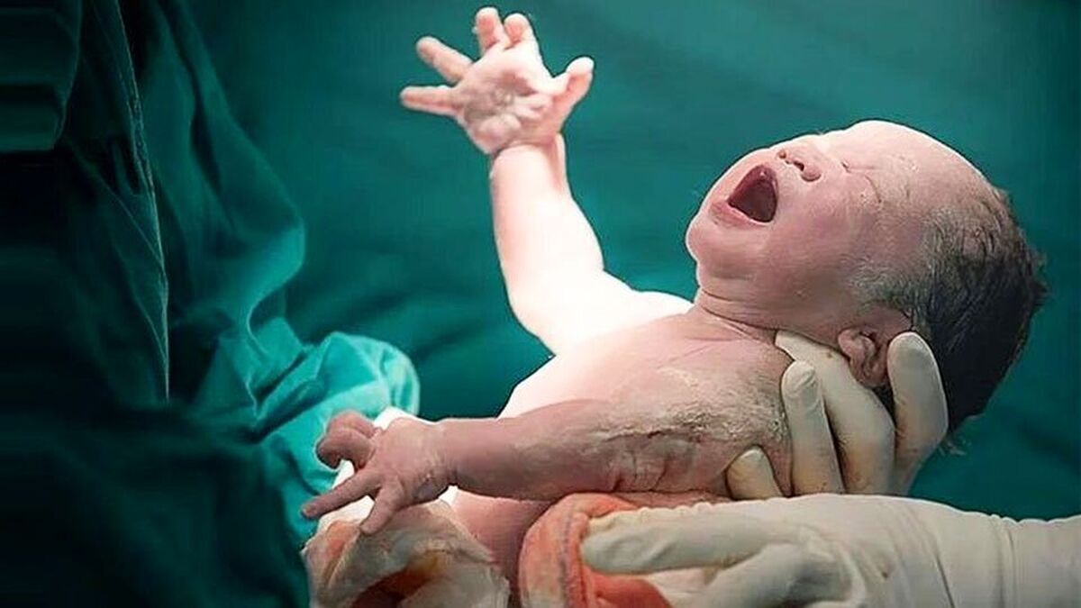 آذربایجان شرقی / نوزاد عجول مادر ۱۹ ساله  داخل آمبولانس به دنیا آمد