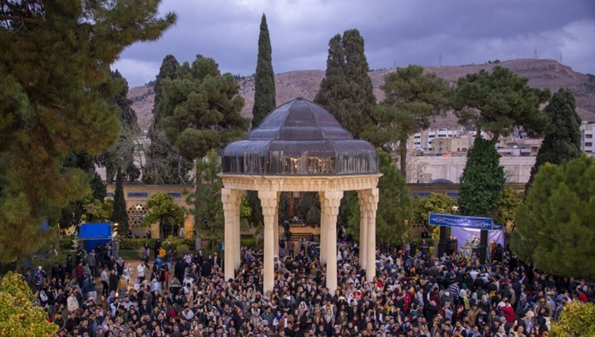مراسم تحویل سال ۱۴۰۳ در جوار آرامگاه حافظ شیرازی (عکس)