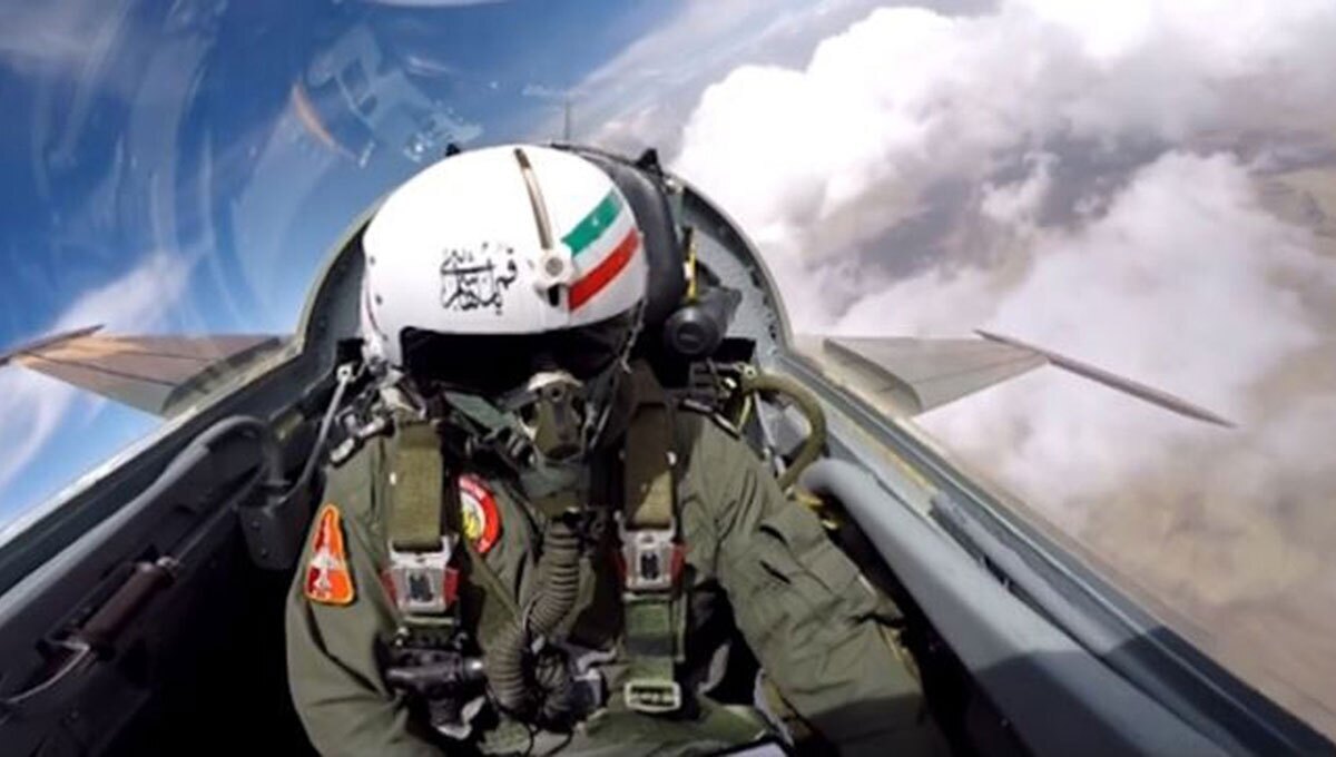 تبریک نوروزی خلبان نیروی هوایی ارتش برفراز خلیج فارس و از آسمان ایران (فیلم)