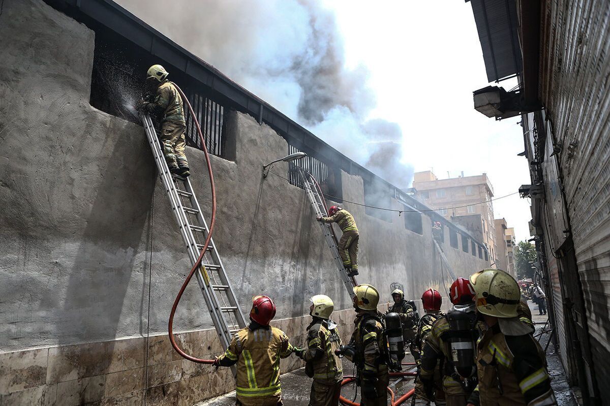 آتش‌سوزی در یک انبار مواد غذایی در تهران (فیلم)