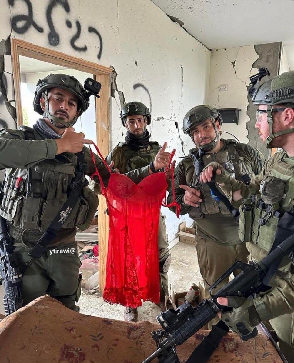 سرگرمی نظامیان اسرائیلی با لباس زیر زنانه در غزه
