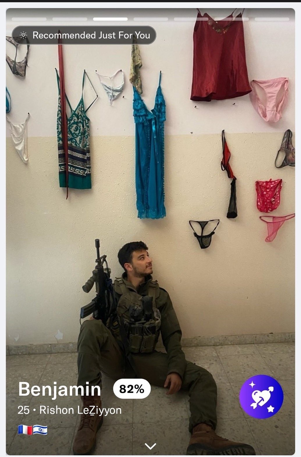 عکس گرفتن نظامی اسرائیلی در خانه ای در غزه با لباس زیر زنانه