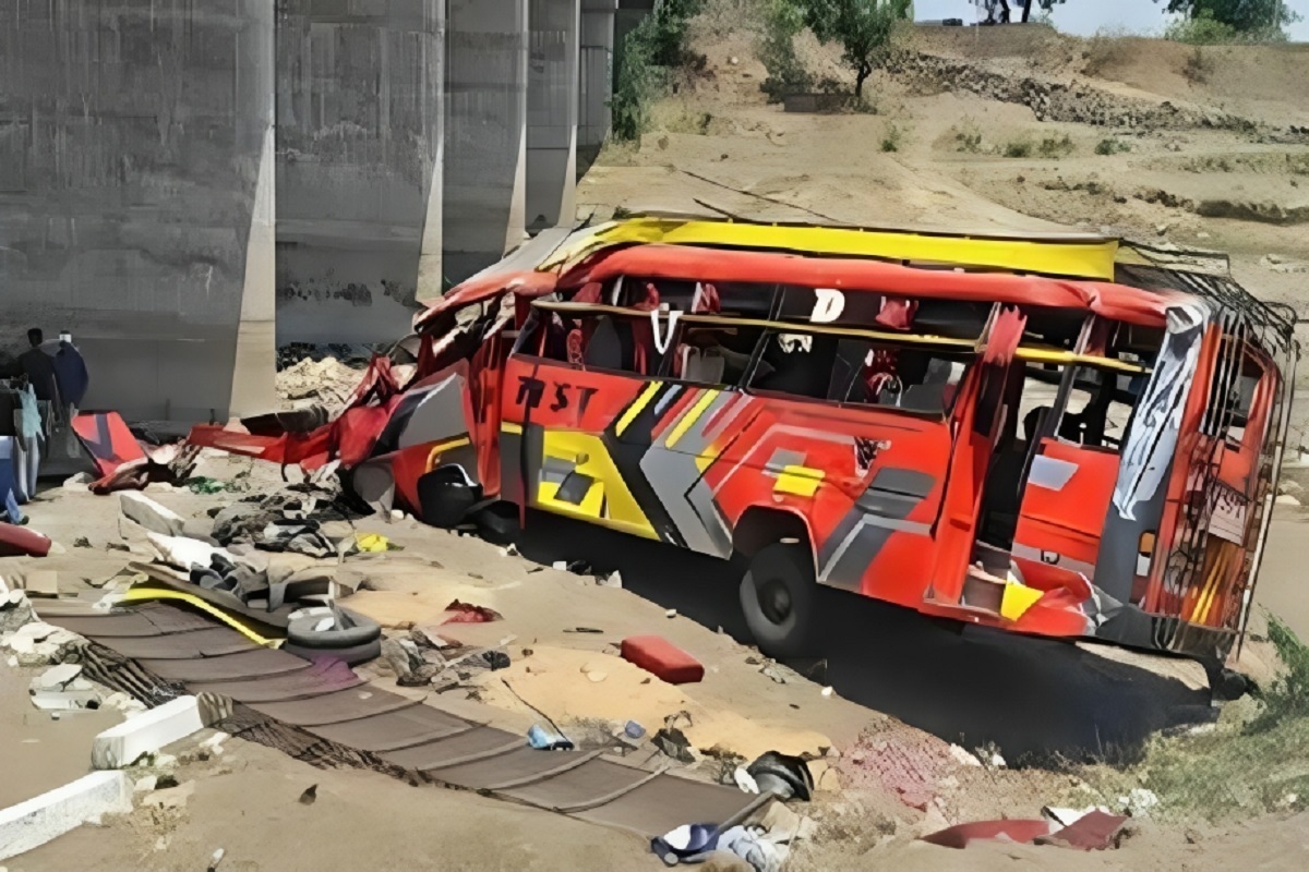 سقوط مرگبار اتوبوس از روی پلی به ارتفاع 50 متر (فیلم)