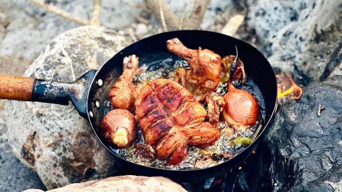 طرز پخت متفاوت یک مرغ کامل در جنگل توسط آشپز بنگلادشی (فیلم)
